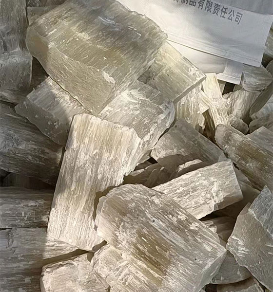 原料（天然石膏塊）