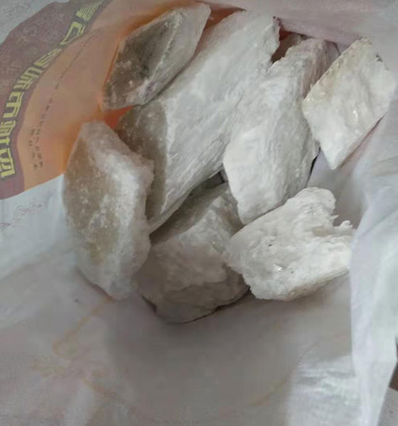 原料（天然石膏塊）